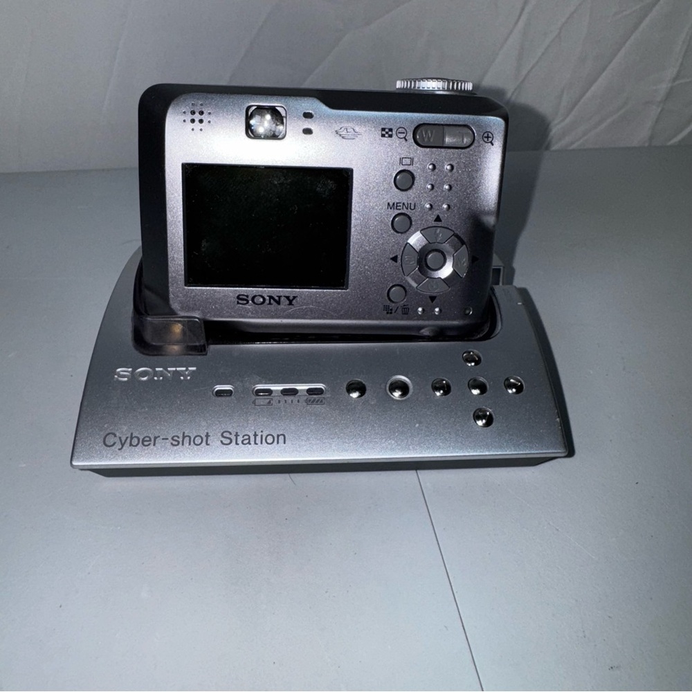 Sony CyberShot DSC-S60 4.1MP Digital Camera w/ Base Docking Station - Picture 8 of 8